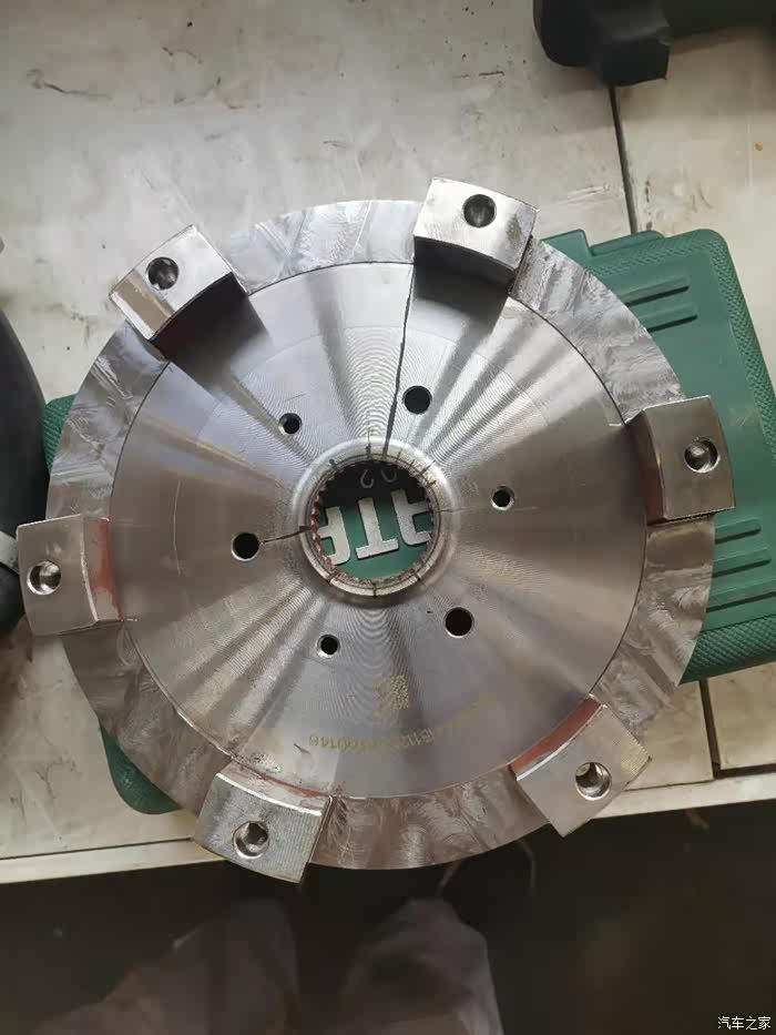 本实用新型公开了仰拱面预埋强制对中双基座加高测量标准连接件