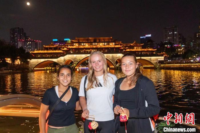 夜游锦江品茶泼墨：国际网坛新秀在成都慢生活