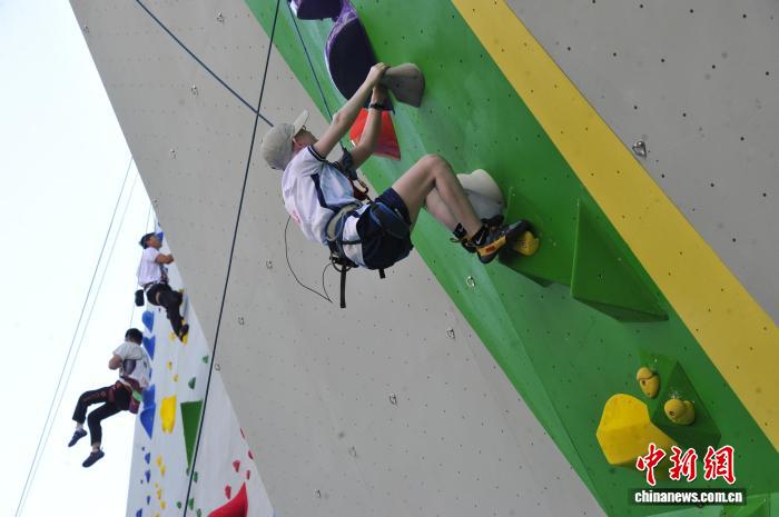 中国首次全国残疾人攀岩赛长春启幕