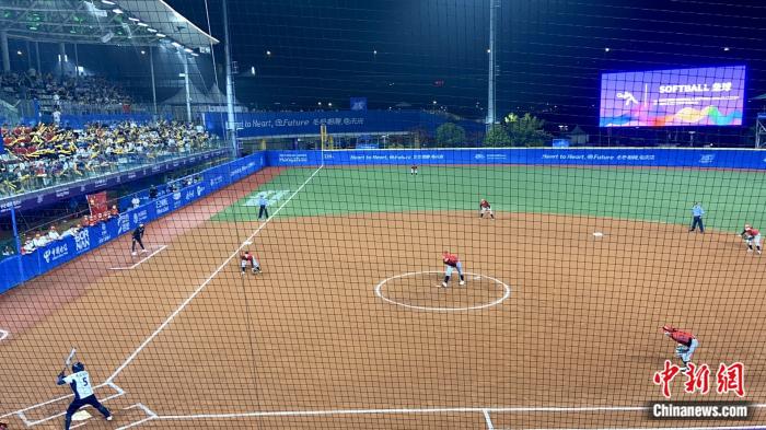 两岸垒球女将中秋夜首战 中国队10力克中国台北