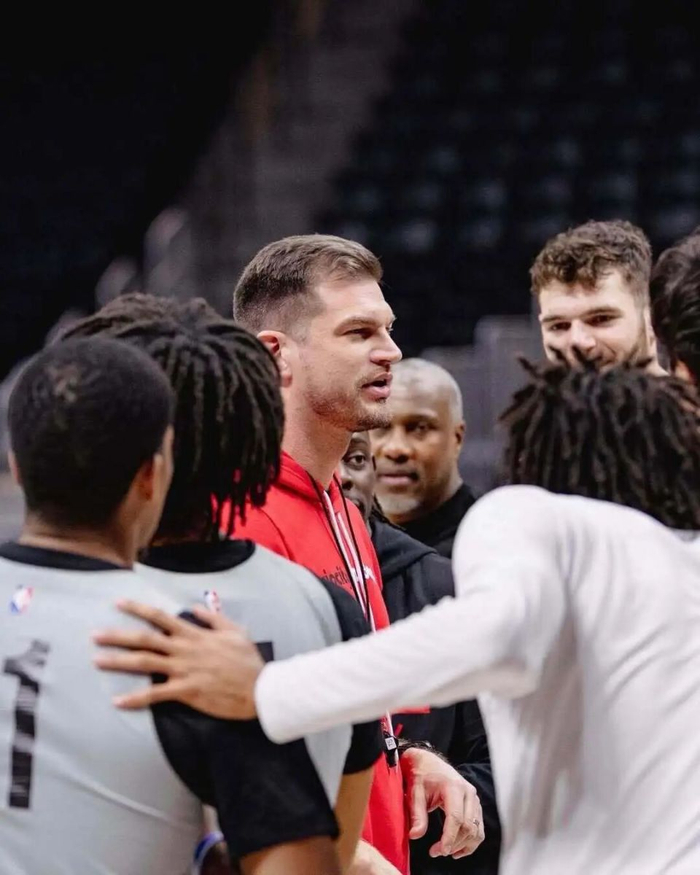 杨瀚森菜鸟赛季遭遇教练更迭挑战