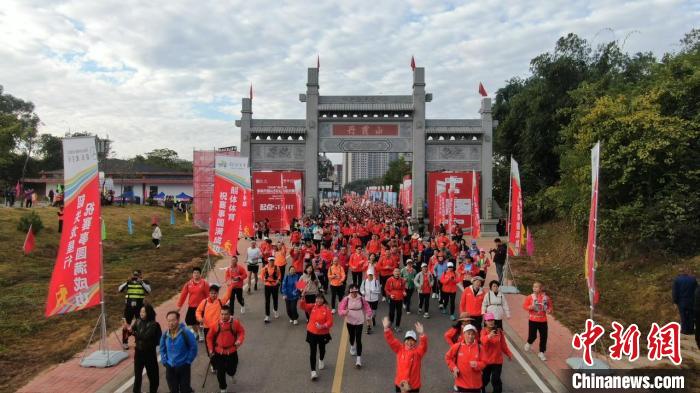 逾2万徒步爱好者齐聚丹霞山 50公里徒步赛圆满落